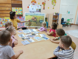 Игра «Колхозы, совхозы работают дружно, коров и зерно людям вырастить нужно» Игра «Колхозы, совхозы работают дружно, коров и зерно людям вырастить нужно».